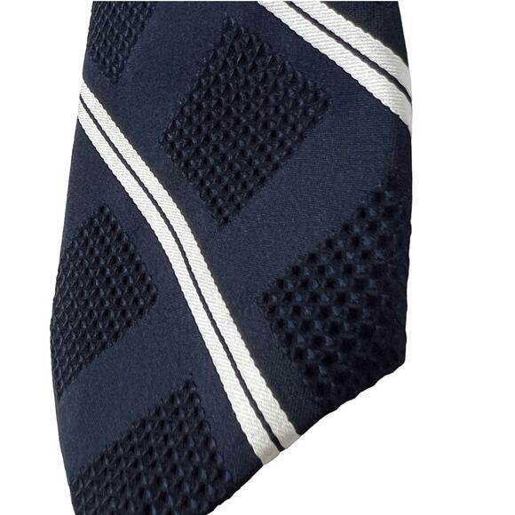 Arrow Textured Diagonal Stripe Men's Tie Navy & White 53" - Picture 6 of 12